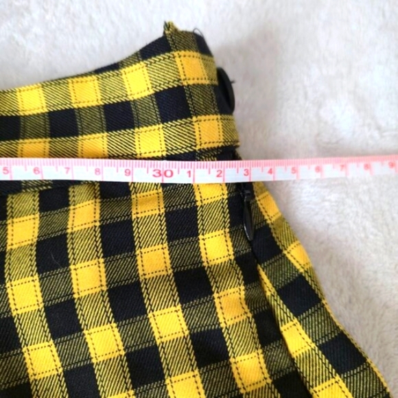 2/$20 H&M Divided Yellow Black Plaid Pleated Mini Skirt Women’s Size 2 - Picture 3 of 7
